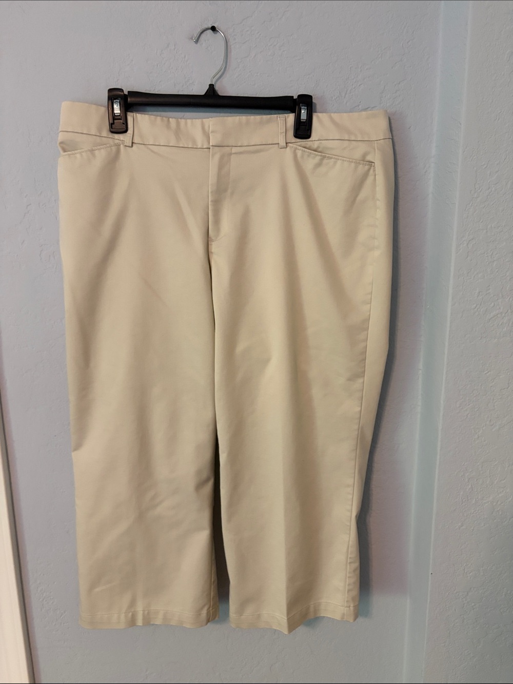 Dockers Women’s Light Beige Capris